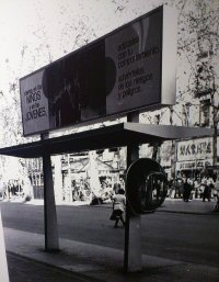 Parada con marquesina en la Rambla junto al Palacio de la Virreina, año 1973. Archivo TMB