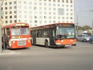 En la Pl. España junto al autobús histórico de la asociación ARCA, realizando la línea 50, dic.2007