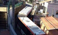 Un autobús de la línea 50 perdido por Torre Baró. Foto Jordi Ramells, año 2013