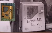 Parada con una máquina de venta de chicle, años 70. En color una máquina igual que existe en Badajoz en el 58 de la c. Vicente Delgado Algaba