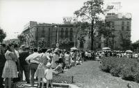 Colas en la Pl. Universidad para coger la T-11, julio 1963. Foto Pérez Rozas. AFB