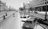 Lateral de la Av. Diagonal enfrente de la Illa antes de se instalara la línea piloto del tranvía, abril 1996. Foto El Periódico