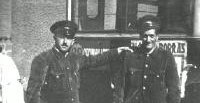 Conductor y cobrador de un tranvía de la línea 29