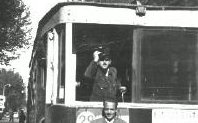 Conductor y pasajero de un tranvía de la línea 29