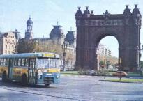 En el Arco del triunfo, foto aparecida en la guía de autobuses del año 1975