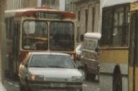 Autobús de la línea 40 en la calle Almogávarez, años 90. Colección Javier Flórez