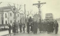 Un autobus Aclo de la lnea EJ detras de una procesin en la plaza Sta. Magdalena de Esplugues, ao 1951