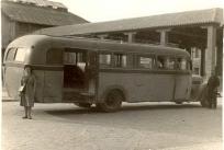 Autobus urbano de San Adrian en el origen del recorrido en la Pl. del Mercado, en 1946