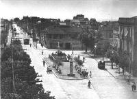 Vista de la plazeta Maci. A la izquierda, un autobus urbano enfila la avenida de la Playa hacia la estacin, aos 50