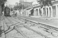 Un tranvia de la lnea 5 en la calle Dos de Mayo