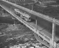 Un tranvia de la lnea 70 pasando por el puente del Rio Bess