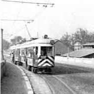 Un tranvia de la lnea 70 subiendo la rampa del puente antes de la llegada a San Adrin