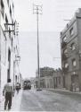 En la calle Cerro de la Trinidad, actual Turó de la Trinitat. Popularmente llamada calle de los Postes, por los postes eléctricos