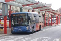 Autobús que une Figueres con su estación AVE, se le podría considerar urbano. Estación de autobuses, ago.2014