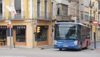 Autobús Figueres - AVE en la calle Lasauca girando a la Av. Salvador Dalí, ago.2014