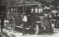 Autobús de la línea regular Gavà-Begues en una imagen del año 1920. Colección Ricard Fernández i Valentí
