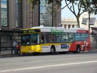 Autobús de la línea 902 en la Pl. España de Barcelona, ago.2008