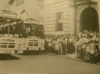 El Rvdo. Mn Guardiola en el momento de la bendición de los autobuses de Servicio Urbano. Boletín Municipal (Sant Feliu de Llobregat) 01/08/1976. Pàgina 12